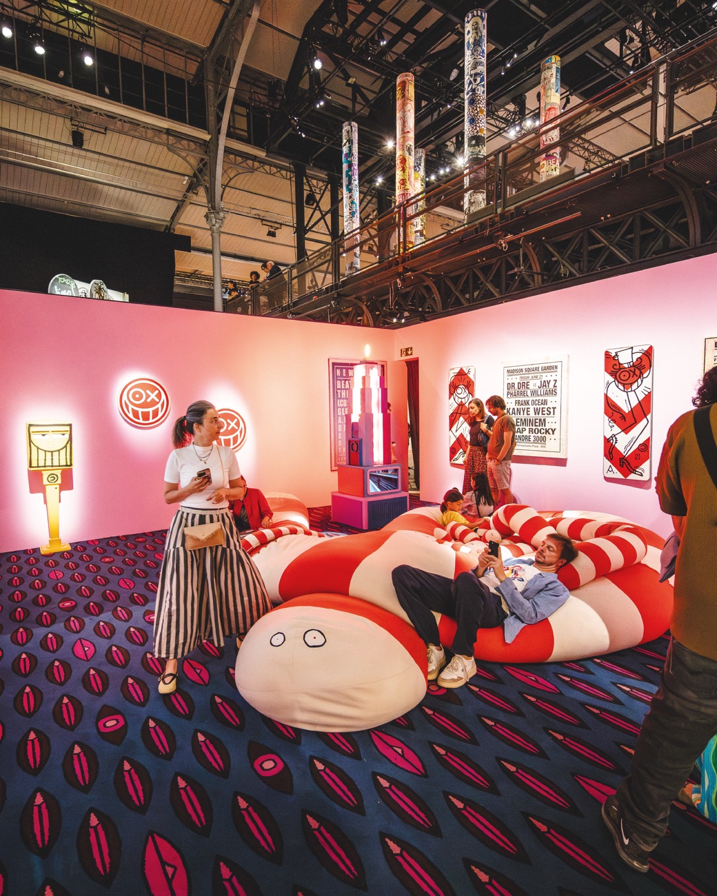 Beyond the Streets Paris — espace lounge néon
